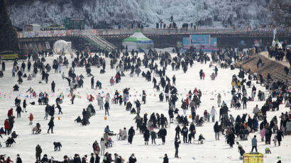 얼음 두께 고작 3㎝…매년 20만명 찾는 얼음축제 취소됐다