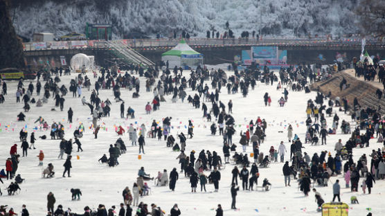 얼음 두께 고작 3㎝…매년 20만명 찾는 얼음축제 취소됐다