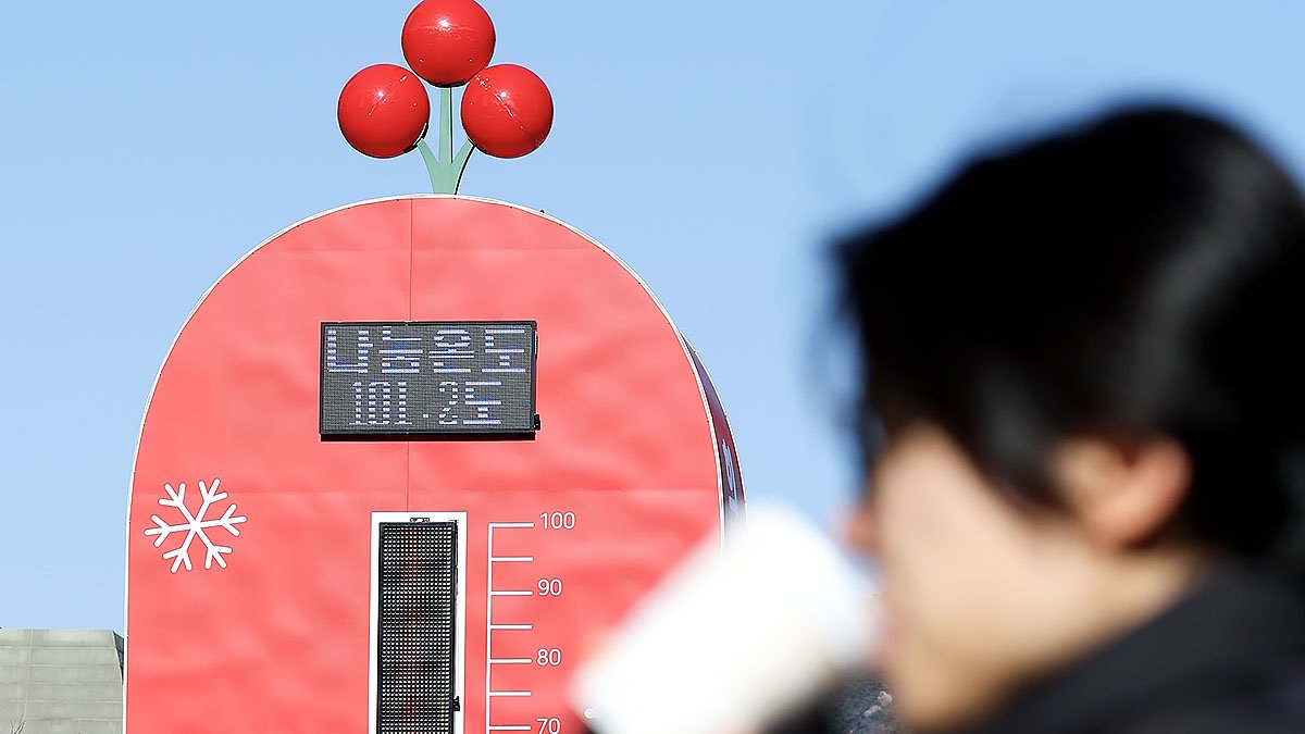 서울 종로구 광화문광장에 설치된 ‘사랑의 온도탑’의 나눔 온도가 101.2도를 나타내고 있다. 뉴시스