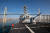 미국 국방부에서 공개한 사진에서 알레이 미 구축함 USS 라분호가 지난해 12월 18일 수에즈 운하를 통과하고 있다. 14일 후티 반군이 라분호를 향해 대함 순항 미사일 한 발을 발사했는데, 미 전투기가 격추했다. AFP=연합뉴스