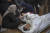팔레스타인 가자지구 내 한 여성이 지난해 12월 5일(현지시간) 칸 유니스 병원 밖에서 이스라엘군의 가자지구 폭격으로 사망한 자신의 남편과 아기를 어루만지며 애도하고 있다. AP=연합뉴스