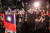 13일 대만 선거를 마친 대만민중당 커원저 지지자들이 신베이시 당사 앞에서 개표 결과를 보며 청천백일만지홍기를 들고 환호하고 있다. AFP=연합뉴스