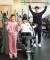 조유나·이우찬·이정한(왼쪽부터) 학생기자가 근력을 발달시킬 수 있는 근력 운동을 배우고 ‘오운완(오늘 운동 완료)’ 챌린지에 동참했다. 