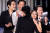 이성진(가운데) 감독이 15일(미국 현지시간) 미국 LA에서 열린 에미상 시상식 수상 무대에서 자신이 제작, 연출, 극본을 겸한 '성난 사람들' 주연 배우 앨리 웡과 포옹하고 있다. 로이터=연합