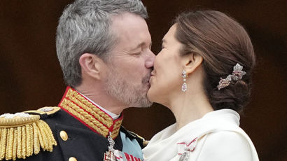 왕비, 키스 피했다?…'불륜설' 재소환된 덴마크 새 국왕 선포식