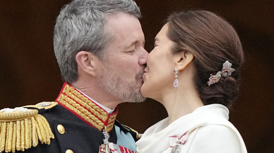 왕비, 키스 피했다?…'불륜설' 재소환된 덴마크 새 국왕 선포식