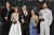 남우주연상을 받은 스티븐 연(가운데), 여우주연상을 받은 앨리 웡(오른쪽에서 두 번째)을 비롯한 '성난 사람들' 수상자들. AFP=연합뉴스