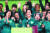 대만 총통 선거(13일)에서 승리한 민진당 라이칭더(사진 가운데) 당선자가 자신이 시장을 역임한 타이난시의 한 유세장에서 지난 12일 지지자들과 함께 손을 흔들고 있다. AP=연합뉴스 