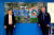 14일(현지시간) 박경일 SK에코플랜트 사장(왼쪽)과 조 롬바르도 미국 네바다 주지사가 테스 공장을 함께 둘러보며 폐배터리 재생 사업 협력을 논의했다. 사진 SK에코플랜트