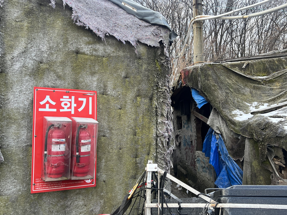 지난 14일 서울 강남구 개포동 구룡마을에서 토공포로 둘러쌓인 집 벽에 소화기가 비치돼 있다. 이보람 기자