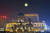 하얼빈시 소피아 광장에 지름 5m의 인공 달이 떠올랐다. 40미터 높이의 하늘에 떠 있는 달과 성 소피아 성당이 만나 아름다운 장면을 연출했다. 헤이룽장신문망(黑龍江新聞網)