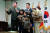 신원식 국방부 장관이 지난해 11월 21일 서울 용산구 국방컨벤션에서 열린 다자녀 가족 초청 격려행사에서 맹준영 상사 가족과 함께 기념촬영을 하고 있다. 뉴스1
