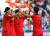지난 15일 바레인과의 아시안컵 본선 조별리그 1차전에서 이강인의 추가골이 나오자 동료들과 하이파이브를 나누며 환호하는 손흥민(맨 오른쪽). 연합뉴스
