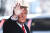 도널드 트럼프 전 대통령이 2024년 1월 17일 수요일 뉴욕의 아파트 건물을 떠나며 손을 흔들고 있다. 언론사 카메라에 포착된 그의 오른손에는 정체를 알 수 없는 붉은색 얼룩이 묻어 있다. 연합뉴스