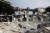 이란 혁명수비대가 이라크 북부 쿠르드자치지역 에르빌에 미사일 공격을 가한 이후 17일(현지시간) 이란 당국이 무너진 건물에서 수색과 구조작업을 벌이고 있다. AFP=연합뉴스
