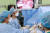 고창석 서울아산병원 위장관외과 교수(왼쪽 두번째)가 진행성 위암을 진단받은 고령 환자를 수술하고 있다. 사진 서울아산병원