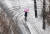 눈이 내린 17일 오후 우산을 쓴 시민들이 서울 종로구 한 거리를 지나고 있다. 연합뉴스