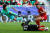 중국 축구는 아시안컵 본선에서 졸전을 거듭해 거센 비난을 받고 있다. 17일 중국 간판 공격수 우레이(왼쪽)의 슛을 레바논 골키퍼(21번)가 막아내고 있다. [AFP=연합뉴스]