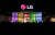세계 최대 가전·IT(정보기술) 전시회 'CES 2024' 개막 첫 날인 9일(현지시간) 미국 네바다주 라스베이거스 컨벤션센터(LVCC)에 마련된 LG전자 전시관을 찾은 관람객들이 'LG 시그니처 올레드 T' 15대로 구성된 미디어 아트를 살펴보고 있다. 뉴스1