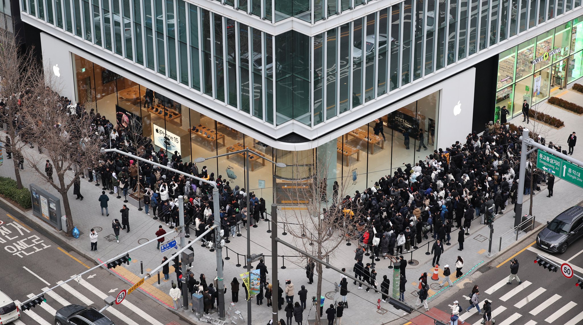 애플 홍대 오픈 행사를 찾은 시민들이 입장을 기다리고 있다. 뉴시스