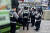 지난 19일 부산 부산진구 한 거리에서 부엌칼을 사서 돌아가는 남성을 본 시민들이 신고하면서 경찰이 출동하는 소동이 벌어졌다. 사진 연합뉴스TV 캡처