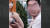 김모 양산시의원(무소속)이 지난해 의정활동 중 일본 만화영화 '원피스'의 여성 캐릭터 나미의 신체 부위를 만지며 웃고 있는 모습. 사진JTBC ‘사건반장’ 화면 캡처