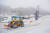 강원 고성 지역에 30㎝ 내외의 눈이 내린 가운데 21일 오전 제설차가 제설작업을 하고 있다. 사진 고성군
