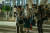 배우 라미란(왼쪽)·염혜란이 영화 ‘시민덕희’에서 보이스피싱 조직 소탕에 나섰다. 라미란은 “피해자들이 보이스피싱 당한 걸 자책하는 모습이 제일 속상했다”면서 이 영화를 보이스피싱 피해자가 자존감을 되찾는 여정에 빗댔다. [사진 쇼박스]