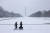 지난 19일 워싱턴DC 내셔널몰 링컨기념관 앞이 눈으로 뒤덮인 가운데 두터운 옷과 장갑, 모자 등으로 중무장한 시민이 걸어가고 있다. EPA=연합뉴스