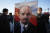 러시아 공산당 지지자들이 21일(현지시간) 러시아 모스크바 붉은광장에서 소련의 창시자 블라디미르 레닌의 초상화를 들고 있다. AP=연합뉴스