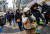 21일 서울 명동 거리에서 두꺼운 옷차림을 한 여행객들이 발걸음을 옮기고 있다. [뉴시스]