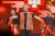 지난주 상하이에서 열린 엔비디아 신년 행사장에서 젠슨 황(가운데) 최고경영자(CEO)가 동북 민속 복장을 입고 춤을 추고 있다. 웨이보 캡처