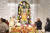 나렌드라 모디 인도 총리가 22일(현지시간) 인도 아요디아의 힌두 사원에서 힌두 신 람의 신상 앞에서 의식을 수행하고 있다. AP=연합뉴스
