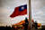 지난 16일 대만 타이베이 자유광장 국기게양대에서 대만 군인들이 국기를 내리고 있다. EPA=연합뉴스