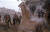 힌두 근본주의자들이 1992년 아요디아 시의 모스크를 쇠막대기로 파괴하고 있다. AFP=연합뉴스