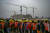 지난해 12월 아요디아의 힌두 사원 건설현장에 노동자들이 줄지어 서 있다. AFP=연합뉴스
