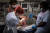 프랑스 간호사들이 지난 2020년 11월 17일 파리의 한 산부인과에서 신생아를 돌보고 있다. AFP=연합뉴스