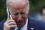 지난해 5월 백악관에서 조 바이든 미국 대통령이 스마트폰으로 누군가와 통화를 하고 있다. 로이터=연합뉴스