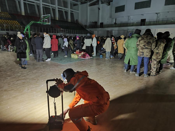 23일 오전 2시 9분 규모 7.1 강진이 발생한 중국 신장 아커쑤 우스현에서 주민들이 실내 운동장으로 대피해 있다. 신화사