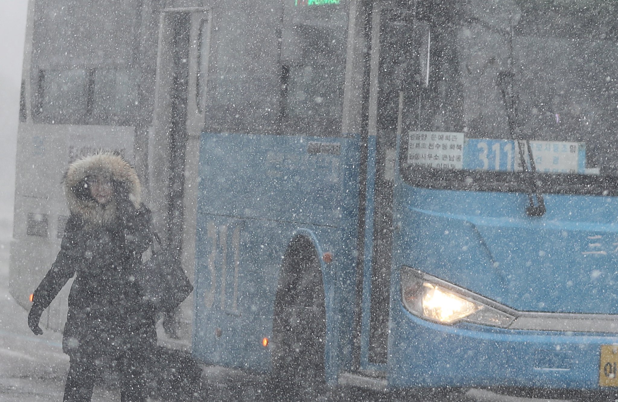 제주에 많은 눈이 내리고 있는 23일 오전 제주시 연동 한 거리에서 시민들이 힘겨운 출근길에 나서고 있다. 뉴스1