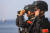 중국의 유도탄 호위함 웨양함 소속 군인들이 지난 2022년 4월 해상에서 작전 수행을 하고 있다. 신화=연합뉴스