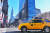 뉴욕의 명물 노란색 택시 뒤로 엠파이어 스테이트 빌딩이 보인다. 사진 김은덕, 백종민