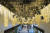 지상층에서 M1층으로 향하는 에스컬레이터 홀에 놓인 샹들리에와 꽃 오브제. 사진 DL그룹