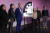 미국 핵과학자회 회원들이 23일(현지시간) 미국 워싱턴 내셔널 프레스 클럽 방송 센터에서 지구 종말 시계의 시각을 공개하고 있다. AP=연합뉴스