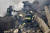 23일(현지시간) 러시아군 공습을 받은 우크라이나 수도 키이우에서 구조대원들이 건물 잔해를 수색하고 있다. EPA=연합뉴스