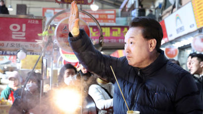 尹, 설 앞두고 의정부시장 떴다…'어묵·떡 먹방'에 시민들 깜짝 