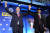 조 바인든 미국 대통령이 24일(현지시간) 전미자동차노조의 숀 페인 위원장의 지지를 확인받은 뒤 무대에 함께 올라 페인 위원장의 손을 들어올리고 있다. AP=연합뉴스