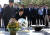 2012년 8월 21일 새누리당 박근혜 대선후보가 김해 봉하마을 노무현 전 대통령 묘역을 방문해 참배 하고 있다. 당시 방문은 사전에 예고하지 않았던 일정이라 언론의 많은 주목을 받았다. 중앙포토