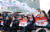 공무원들이 지난 22일 집회에서 “총선 업무에 공무원 강제 동원을 멈추라”고 촉구하고 있다. [연합뉴스]