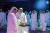 지난해 11월 셰이크 칼리드 빈 모하메드 빈 자이드 알 나흐얀 아부다비 왕세자(앞줄 가운데)와 파이살 알 반나이 아부다비 첨단기술연구위원회(ATRC) 사무총장이 아부다비에서 AI 기업 ‘AI71’을 설명하고 있다. 사진 아부다비 미디어 오피스 제공